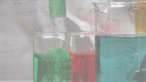 animación de ecuaciones matemáticas sobre la sección media de un científico vertiendo un químico en un vaso