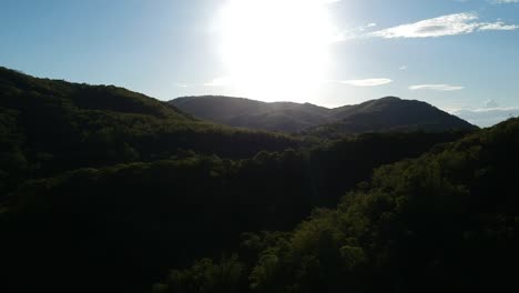 Niedrig-Aufsteigende-Drohnenaufnahme-Mit-Direktem-Blick-In-Den-Sonnenuntergang