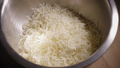 colocar avena molida en un queso gouda rallado en un tazón, luego sazonar con sal, pimienta negra y pimentón