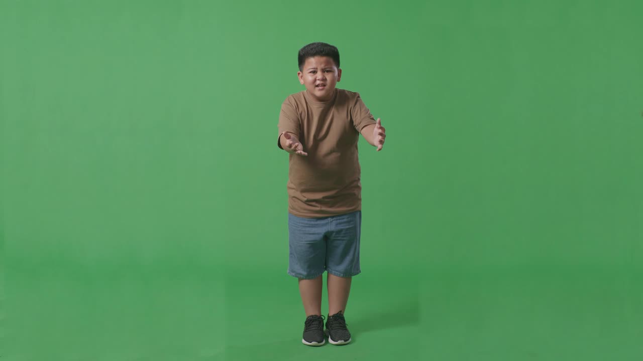 cuerpo lleno de preguntarse niño asiático diciendo por qué trabajar dudosamente en la pantalla verde estudio de fondo