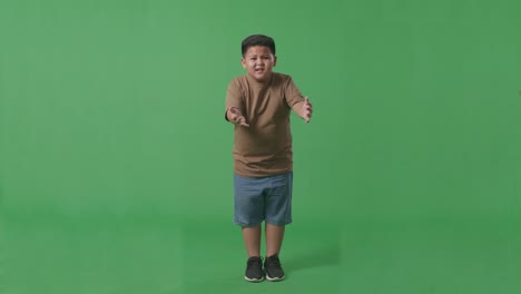 cuerpo lleno de preguntarse niño asiático diciendo por qué trabajar dudosamente en la pantalla verde estudio de fondo