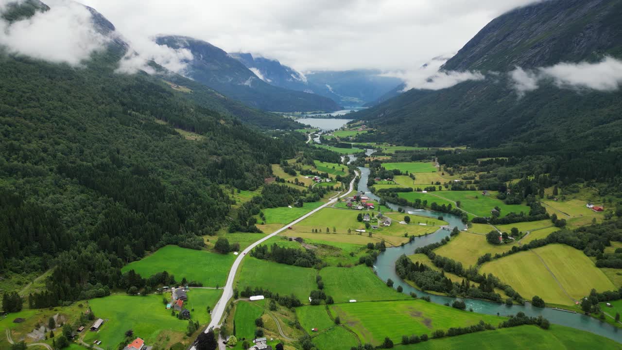 Fiume Stryn e valle verde a Nordfjord, Vestland, Norvegia, Scandinavia - Vista aerea