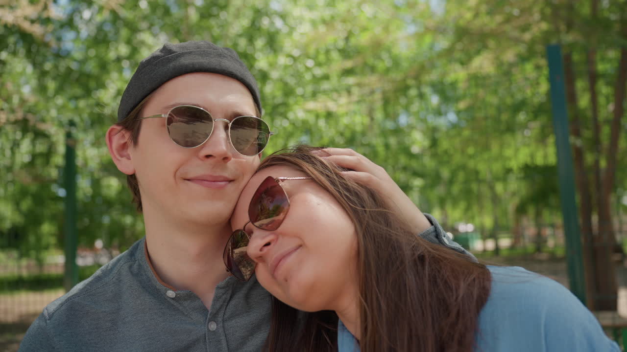 기쁨에 찬 자연 속의 두 사람, 평온함을 즐기는 평화로운 야외 커플, 푸르고 평화로운 주변 환경에 푹 빠진 만족스러운 연인, 차분한 녹색의 아름다운 환경에 푹 빠져 휴식을 취하는 연인