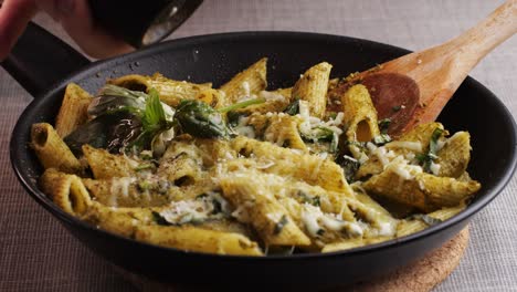 pasta de penne con pesto y queso