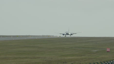 Passenger-plane-approaches-landing-on-pasi-in-trkat-of-strong-winds