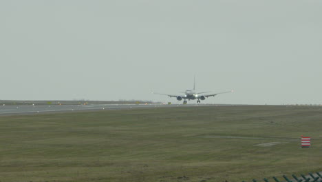 avión de pasajeros se acerca al aterrizaje en pasi en trkat de fuertes vientos