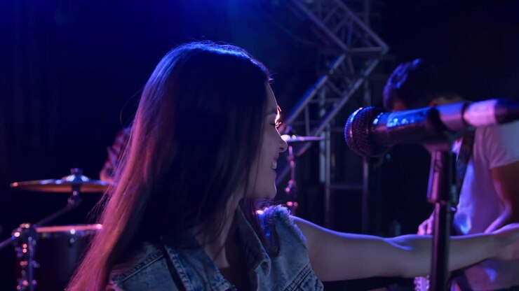 Musicista donna che canta durante un concerto