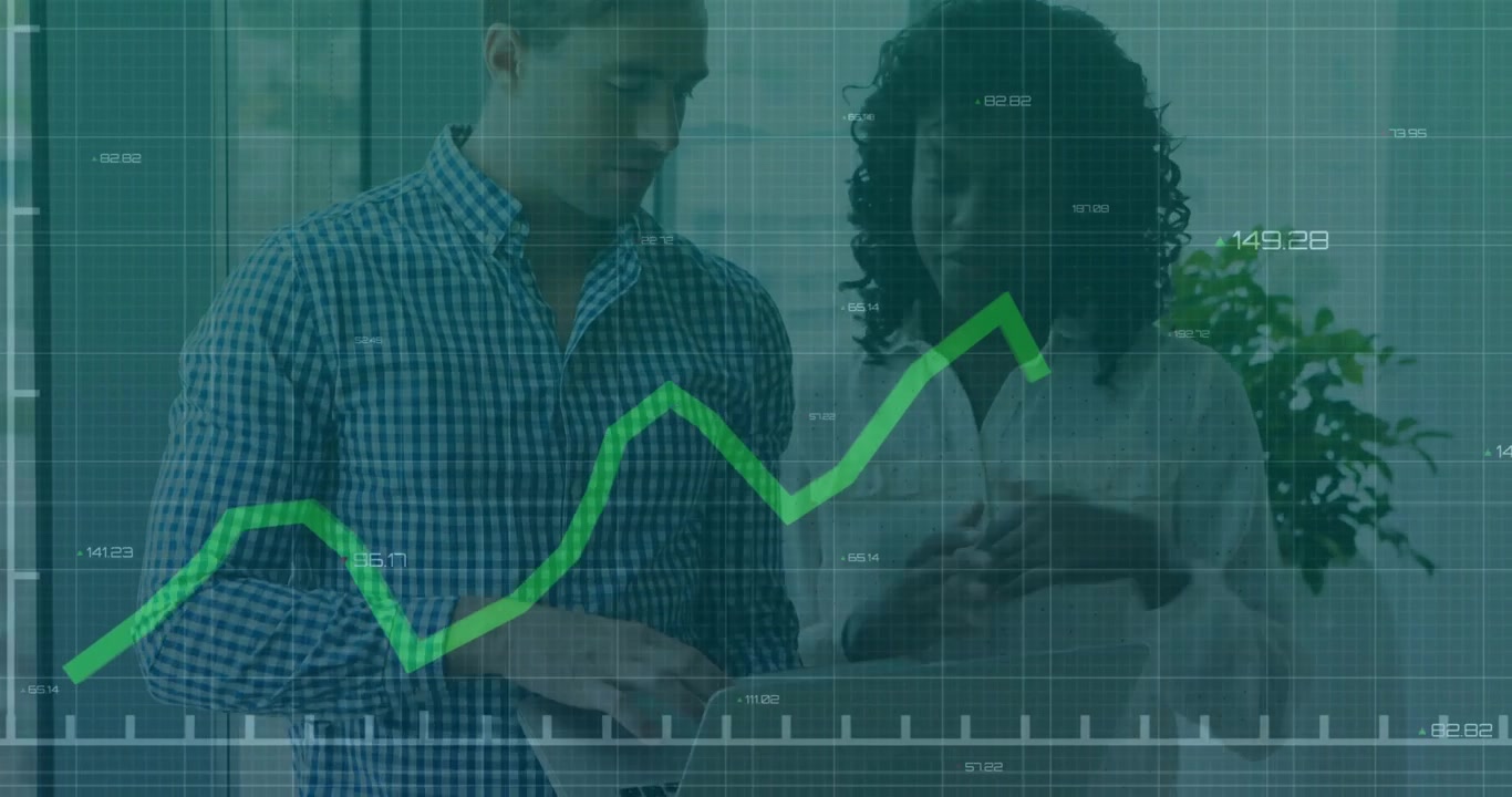 Analisi di dati finanziari, professionisti con animazione di grafici verdi sovrapposti