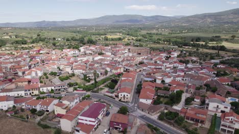 pintoresco tejeda de tietar paisaje de montaña orbitando edificios tradicionales de ladrillo rojo paisaje de la ciudad