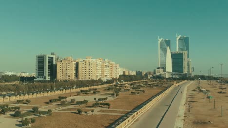 Antena-Sobre-El-Paseo-Marítimo-Y-El-Parque-Con-Vistas-A-La-Playa-En-Karachi,-Pakistán