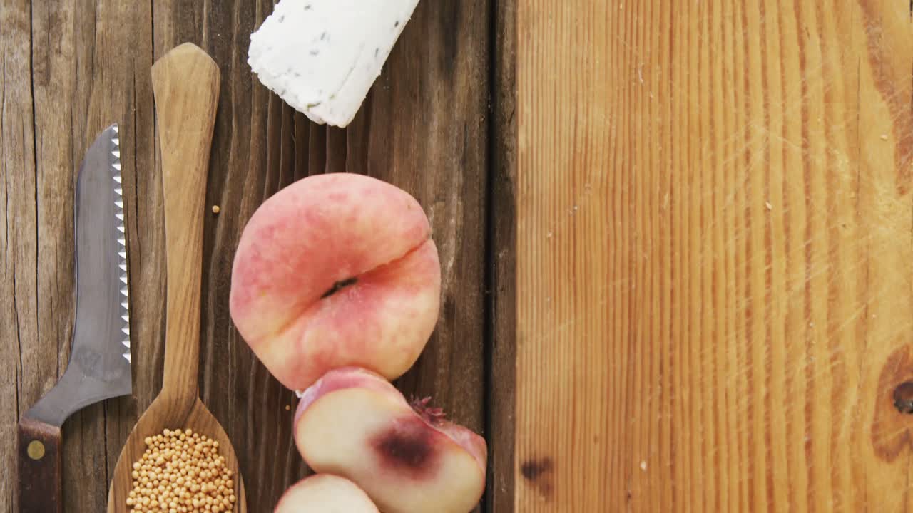 염소 치즈, 겨자 씨 ⁇ , 칼 및 나무 테이블에 복 ⁇ 아