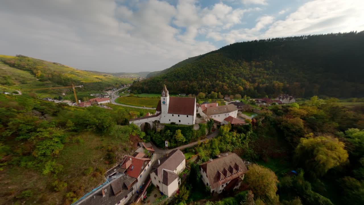 bella toma fpv del paisaje pictórico del kremstal, que muestra la iglesia y las ruinas de senftenberg