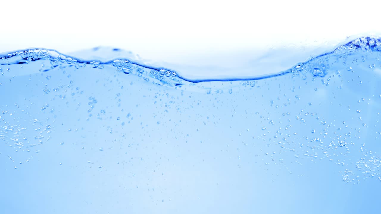 물 속의 많은 거품이 가까이에서, 느린 움직임의 거품과 함께 추상적인 물 파동