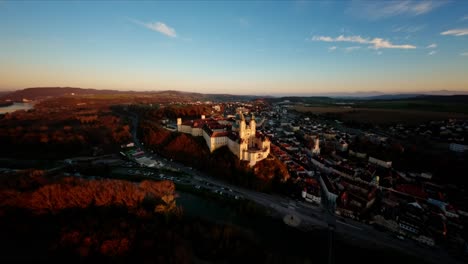 Tiro-Suave-De-La-órbita-Fpv-Del-Castillo-Pictórico-De-Melk-Durante-La-Cálida-Puesta-De-Sol-De-Finales-De-Otoño