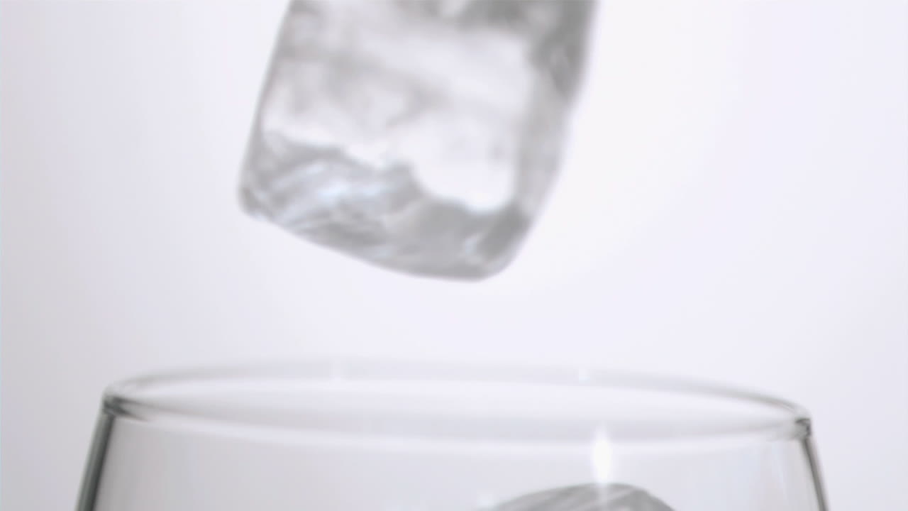 cubo de hielo cayendo en cámara súper lenta
