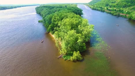 2-Barcos-De-Pesca-A-Cada-Lado-De-Una-Isla-En-El-Río-Mississippi-En-Busca-De-La-Gran-Pesca-Del-Día