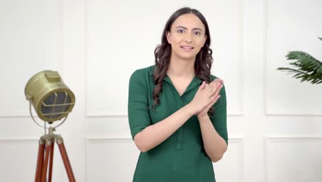 chica india orando a dios