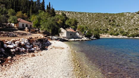 costa rocosa de la playa de agia sofia en grecia - toma aérea de drones