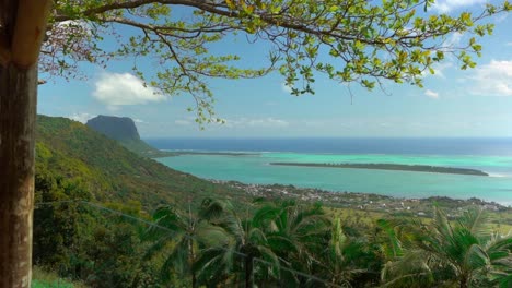 Schöne-Sonnenscheinansicht-Von-Le-Morne-Von-Den-Bergen