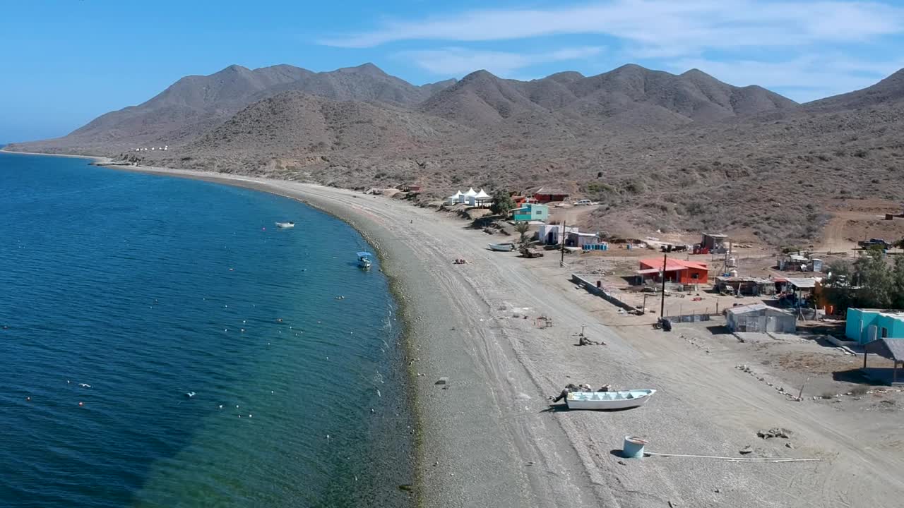 video aéreo volando sobre una playa rocosa en la bahía magdelena en baja california sur méxico