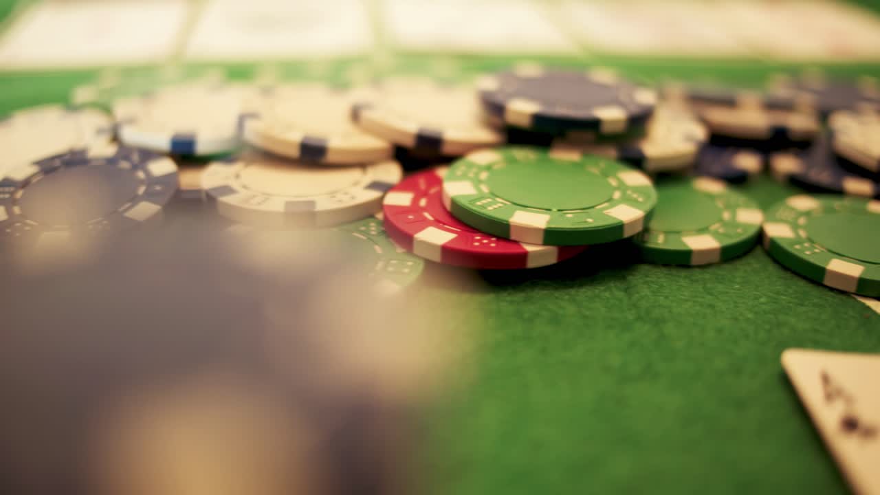 dos ases yacen en una mesa de casino - cámara panorámica - primer plano - cámara lenta