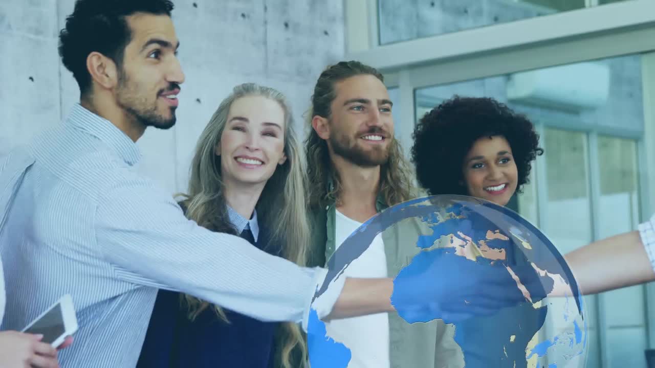 grupo de negocios estrechando la mano y datos digitales