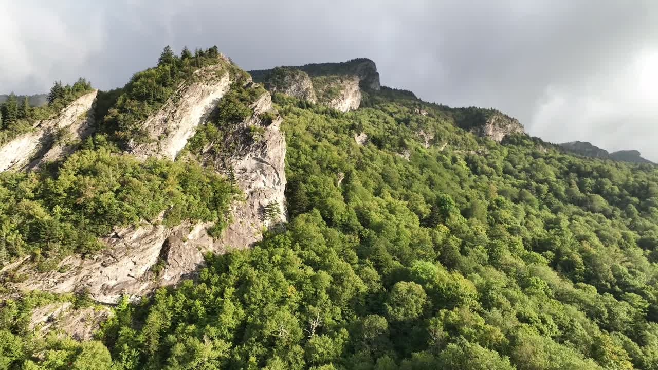 afloramientos rocosos en la montaña abuelo disparado desde linville nc, carolina del norte