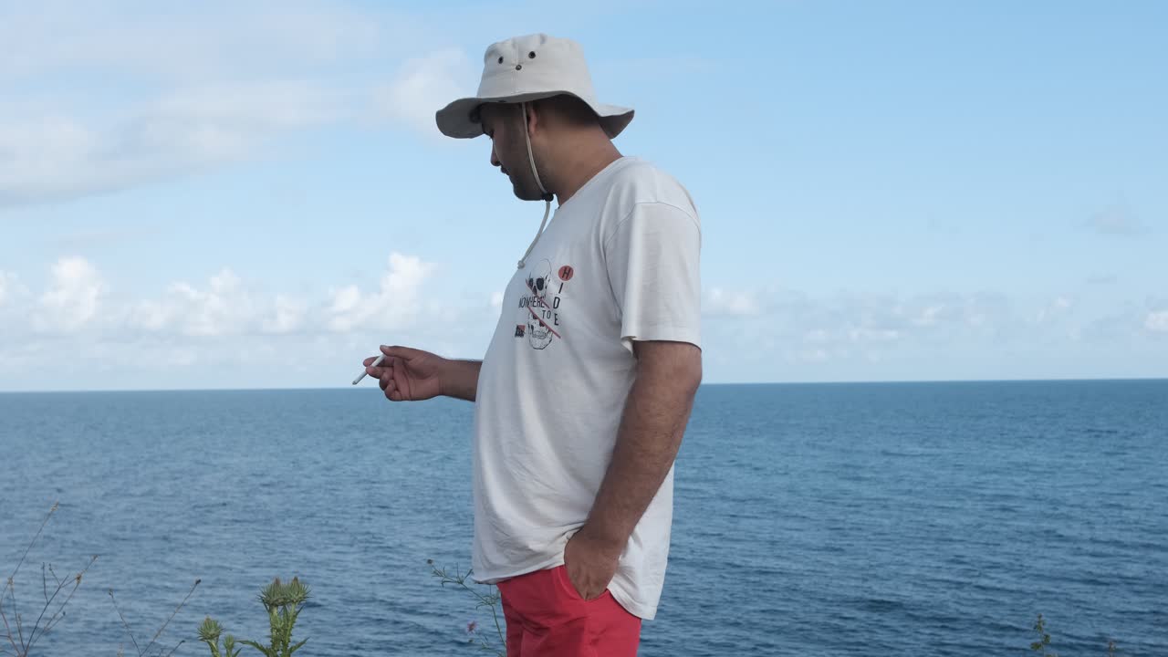 chico de campamento fumando