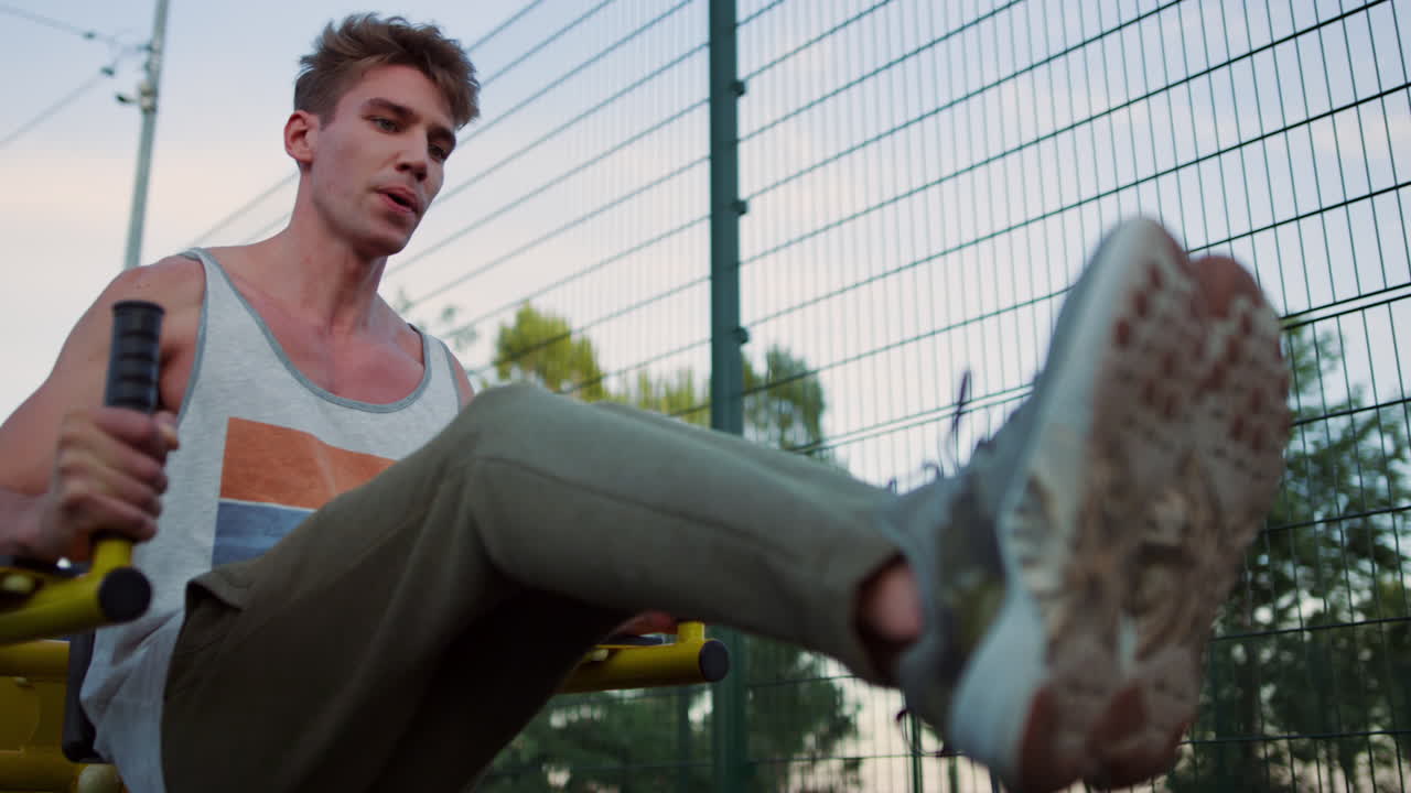 primer plano deportista agotado entrenando en el patio de recreo deportivo. tipo practicando ejercicio