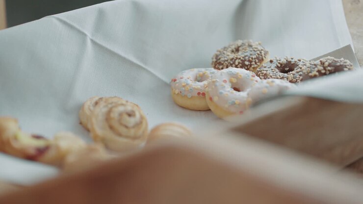 Ciambelle e altri dolci in una ciotola di legno