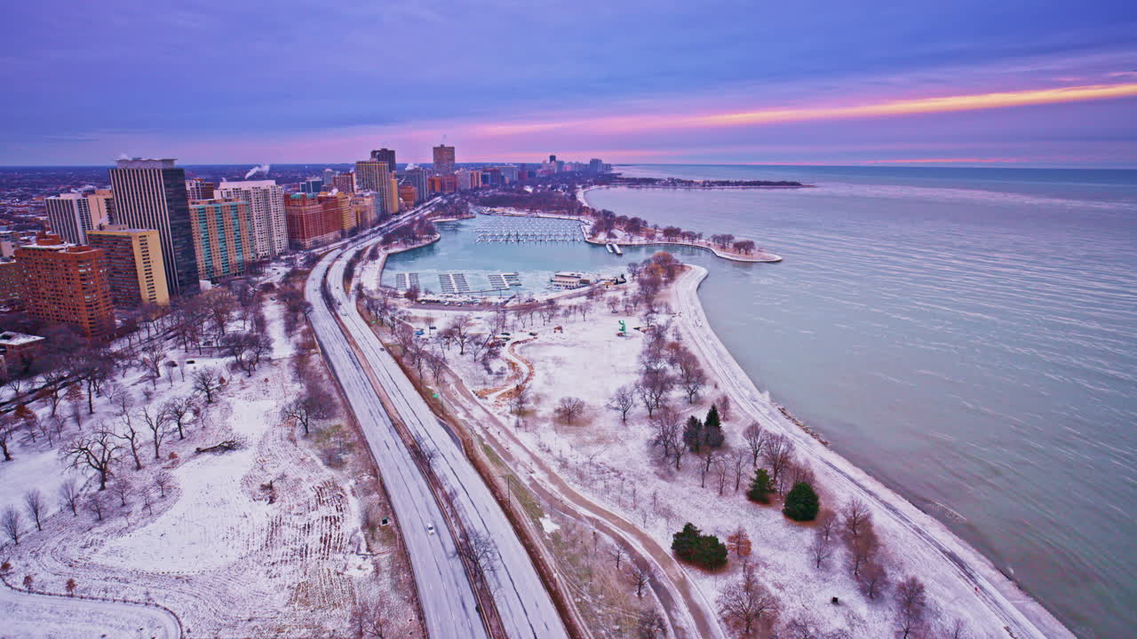 Vue cinématographique du Loop de Chicago d'en haut au lever du soleil hivernal