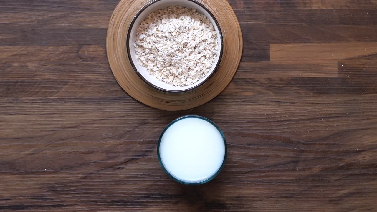 desayuno de avena y leche