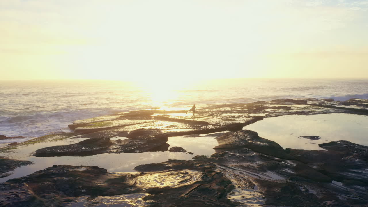 해가 지면 서퍼들이 놀러 나옵니다.