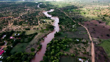 Blick-Auf-Die-Flusslandschaft-Und-Die-Drohne