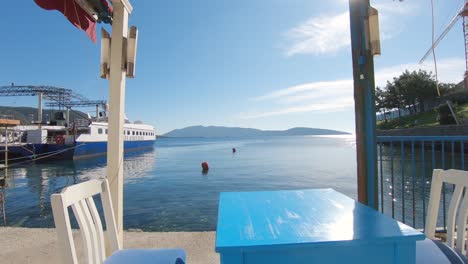 Tisch-Im-Café-Am-Meer-Mit-Blick-Auf-Ägäis,-Bodrum,-Türkei,-Sonniger-Sommertag