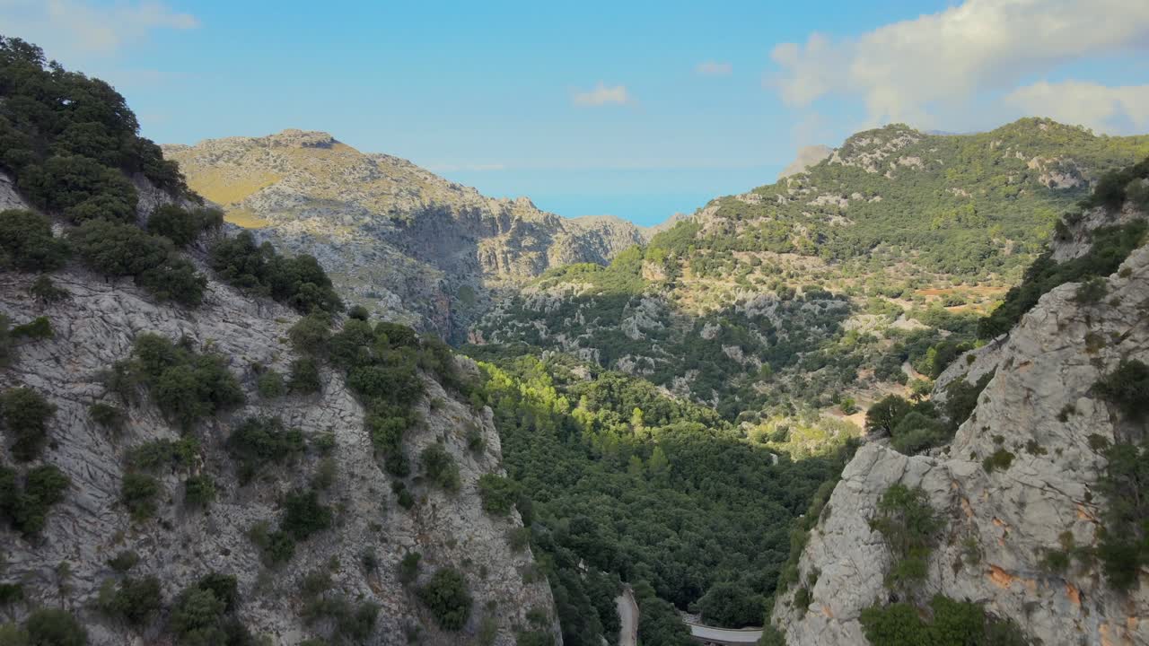 Entdecken Sie die atemberaubenden Ausblicke auf Gorg Blau, umgeben von majestätischen Bergen und üppigem Grün auf Mallorca. Die ruhige Landschaft bietet sowohl Ruhe als auch Abenteuer für Naturliebhaber.