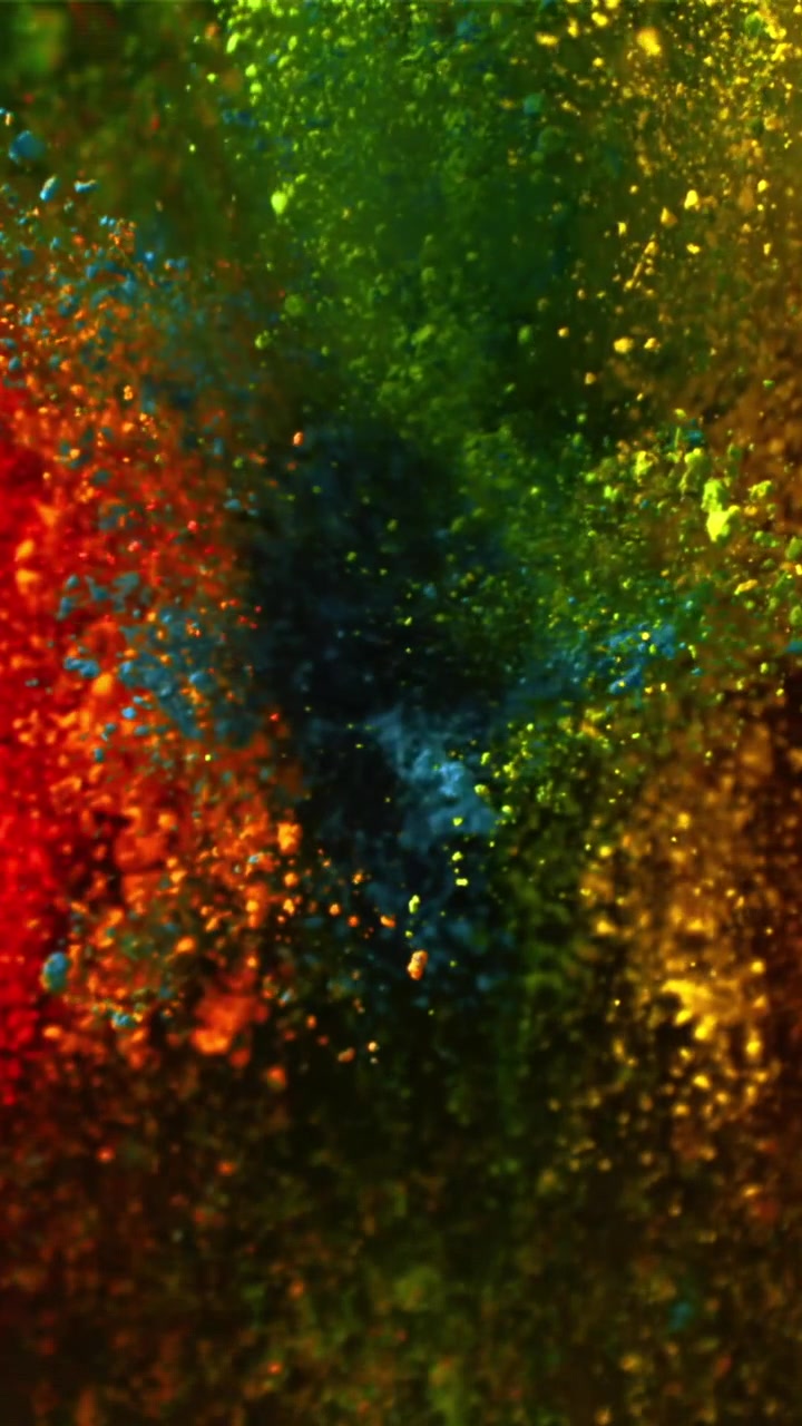 Esplosione dinamica di polvere multicolore vivace al rallentatore