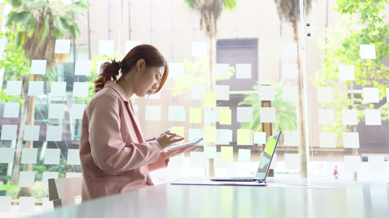 커피에서 노트북을 가지고 일하는 젊은 여성 사업 아이디어 금융 소녀 회계사