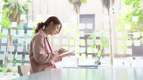 커피에서 노트북을 가지고 일하는 젊은 여성 사업 아이디어 금융 소녀 회계사