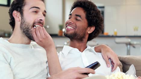 Pareja-Homosexual-Hombres-Comiendo-Palomitas-De-Maíz-Juntos