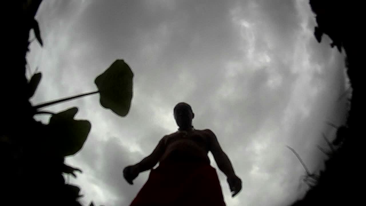 물을 둘러싼 문제는 물 한 컵을 받기 위해 몸을 구부리는 남자의 이 클립에 표시됩니다.