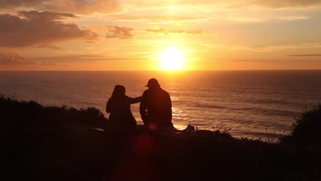 Paar-Beobachtet-Den-Sonnenuntergang-An-Den-Portugiesischen-Klippen