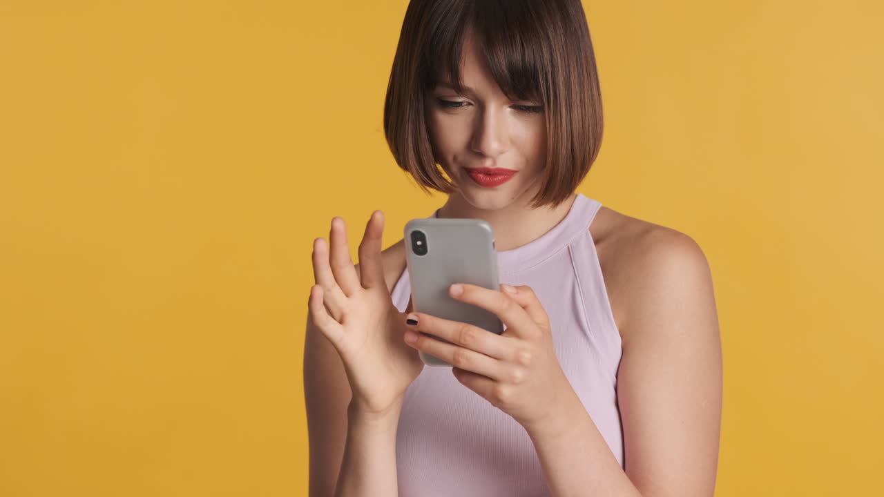 스마트폰을 사용하는 미소 짓는 갈색 여성