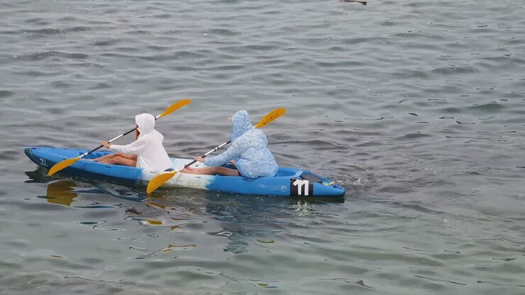 Coppia in kayak sull'oceano