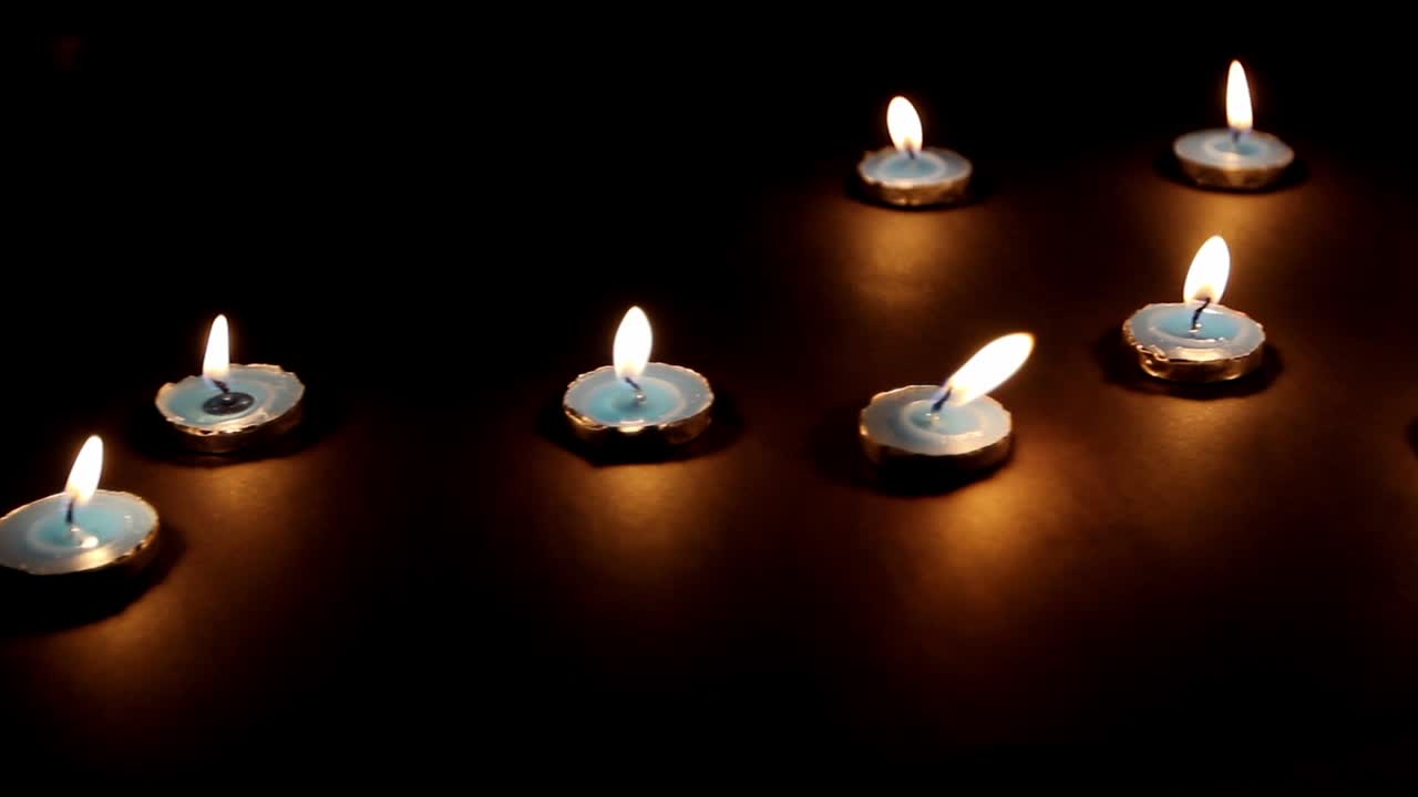 velas encendidas deslizador de fondo negro