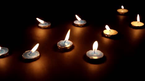velas encendidas deslizador de fondo negro