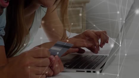 pareja caucásica en distanciamiento social comprando en línea en casa