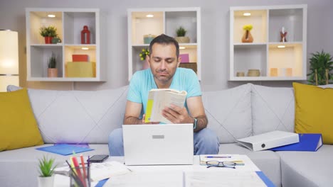 Hombre-Trabajador-De-Oficina-En-Casa-Leyendo-Un-Libro.