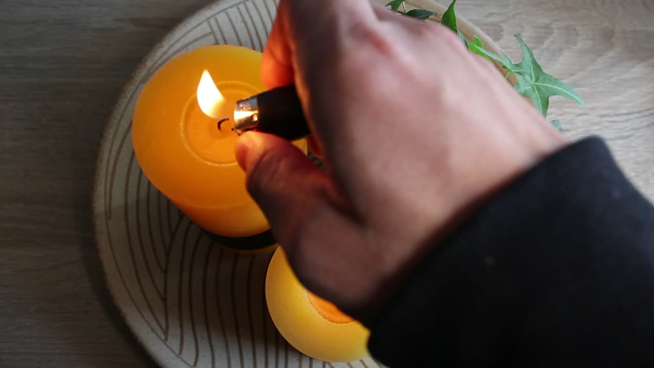 velas aromáticas encendidas en una mesa interior