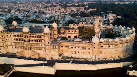 Cinematic-aerial-shot-of-Udaipur-City-Palace,-Rajasthan,-India